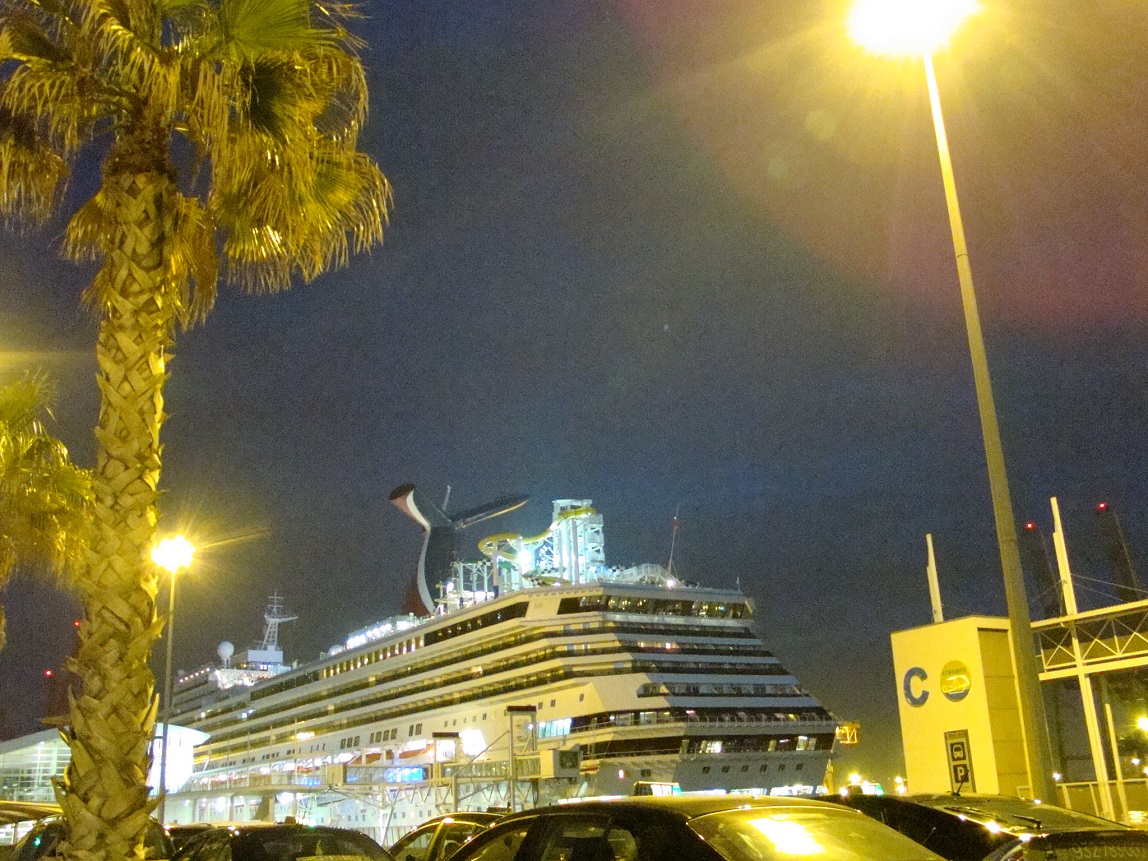 Carnival Sunshine в порту Барселоны