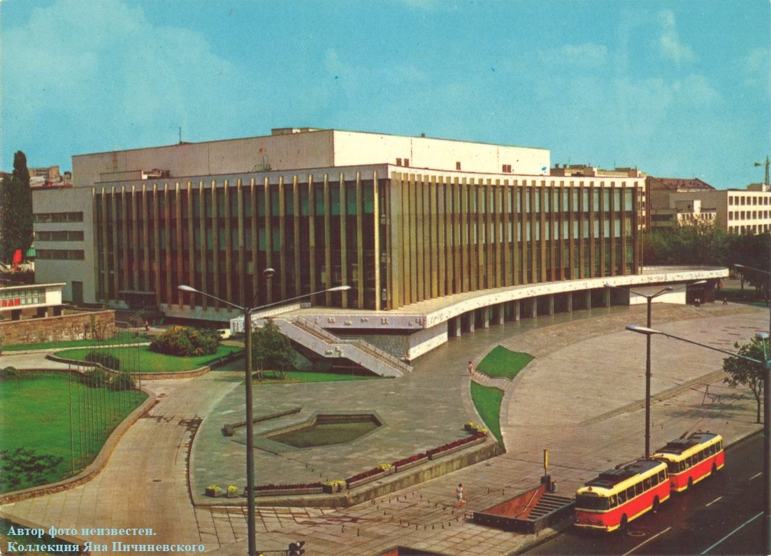 Kiev_DK_Ukraina_i_DvojnojTrollejbus_Otkrytka_Intourist1970e.jpg