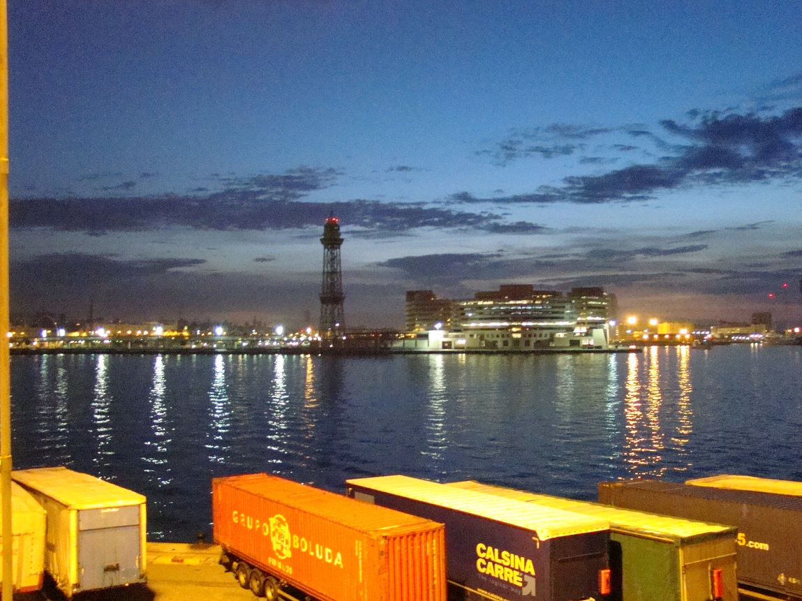 раннее утро в порту Барселоны