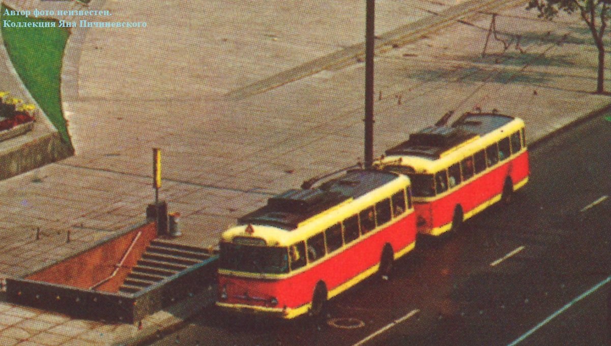 Kiev_DK_Ukraina_i_DvojnojTrollejbus_Otkrytka_Intourist1970eA.jpg