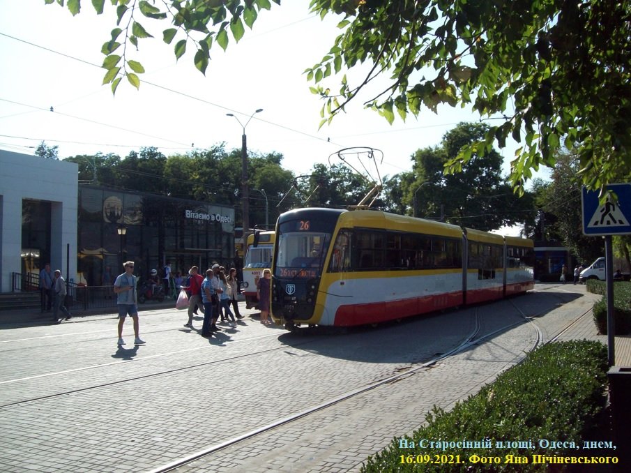Трамвай 26 маршруту, борт-нр. '4061', готується до відправлення своїм маршрутом до південної частини Одеси.<br />Трамвай є екземпляром нового Одеського типу трамваїв &quot;Одіссей-Max&quot;, зібраного на основі двох колишніх Одеських чехословацьких трамваїв борт-нр. '4061' та '4048' та нововиготовлених статичних деталей конструкції.<br />На задньому плані фото - носова частина трамвая 10 маршруту, борт-нр. '4002' .<br />Старосінна площа. Одеса, удень, 16.09.2021. Фото Яна Пічіневського