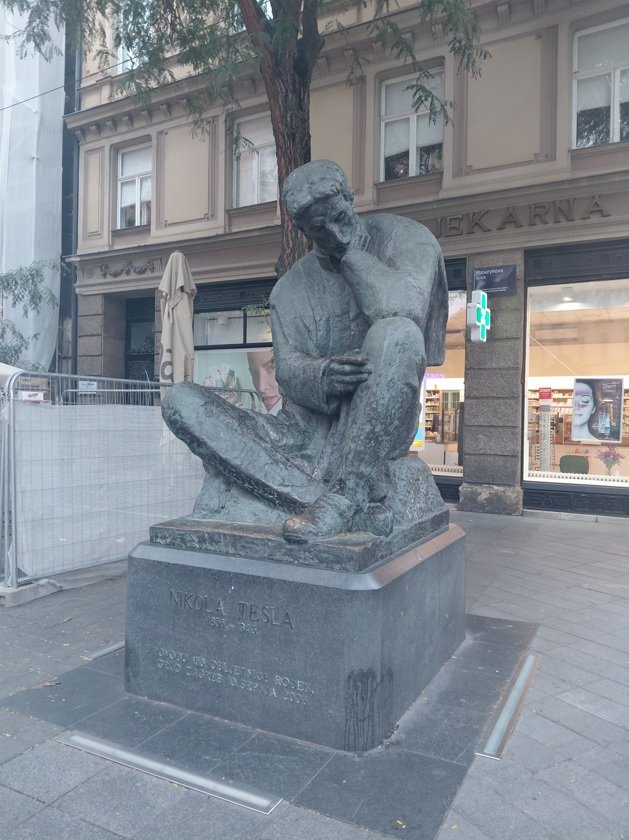 Біля трамвайних колій тут же – пам'ятник Ніколі Тесла. Загреб, у центрі міста, 27.09.2025. <br />Фото Яна Пічіневського //<br />// Возле трамвайных путей здесь же - памятник Николе Тесла. Загреб, в центре города, 27.09.2025.<br />Фото Яна Пичиневского