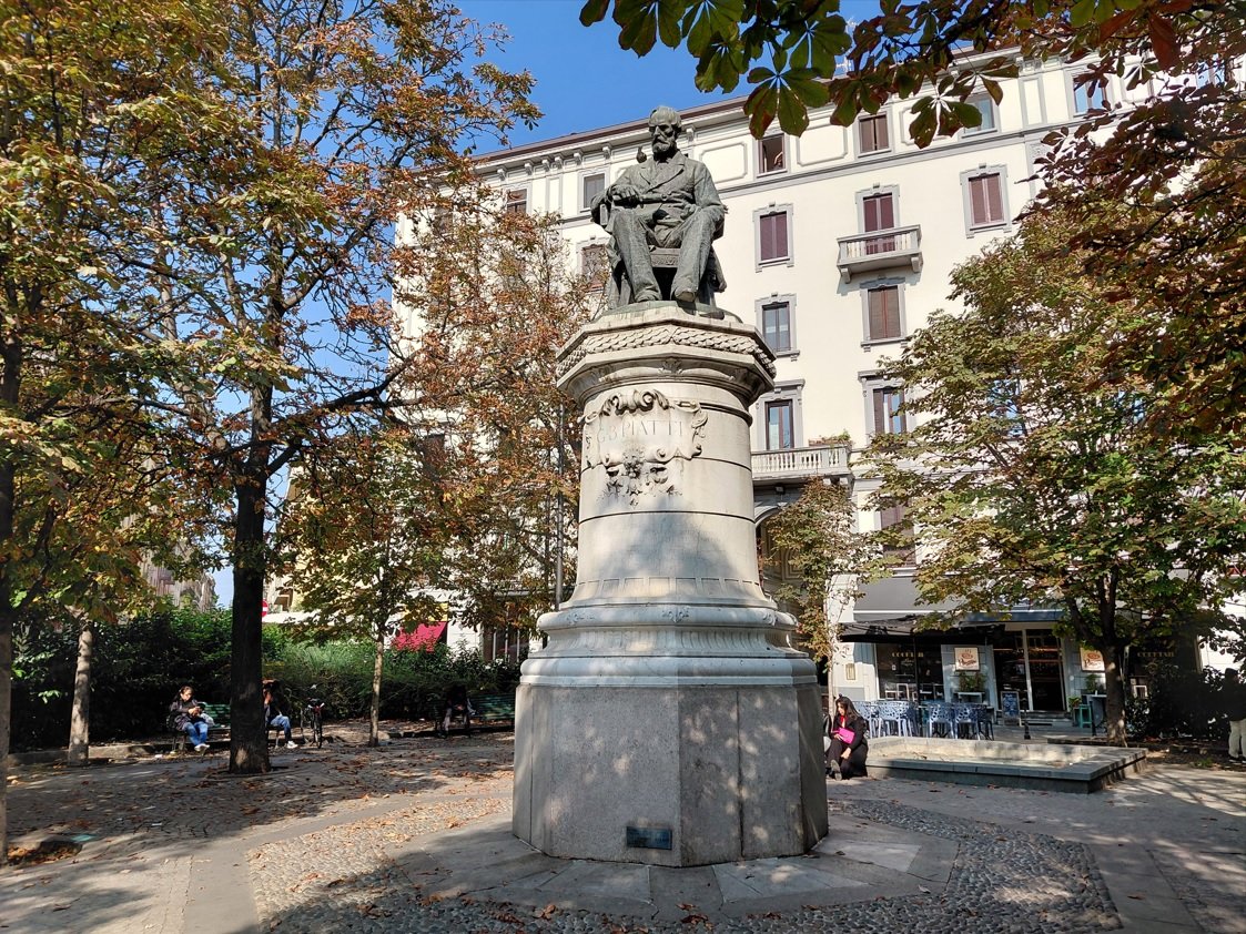 Пам'ятник Джованні Батіста Піатті (Giovanni Battista Piatti, 1812 – 1867), знаменитому Міланському інженеру та дизайнеру<br />Памятник Джовани Батиста Пиатти (Giovanni Battista Piatti, 1812 - 1867), знаменитому Миланскому инженеру и дизайнеру