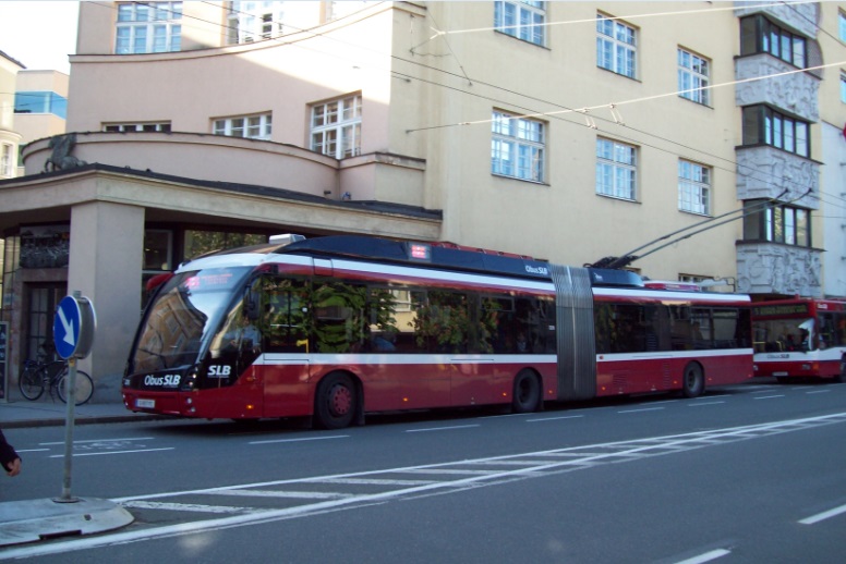 Троллейбус в Зальцбурге (Австрия), вечером, 8.05.2014