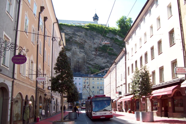 Троллейбус 266 маршрута номер 7 в Зальцбурге (Австрия), днём, 8.05.2014
