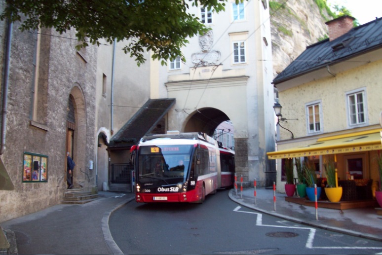 Троллейбус 330 маршрута номер 4 в Зальцбурге (Австрия), днём, 8.05.2014