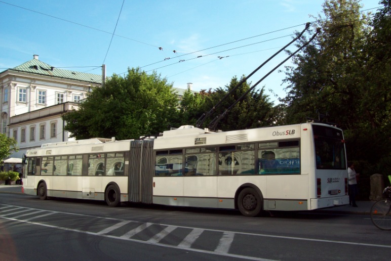 Троллейбус в Зальцбурге (Австрия), вечером, 8.05.2014