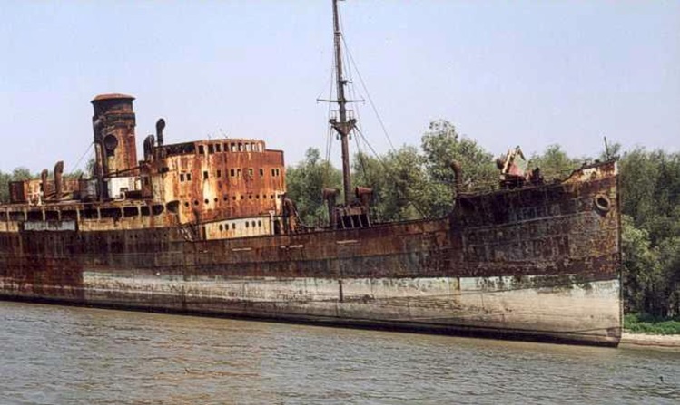 Останки парохода «EFORIA» в районе Браила, 2005 г.