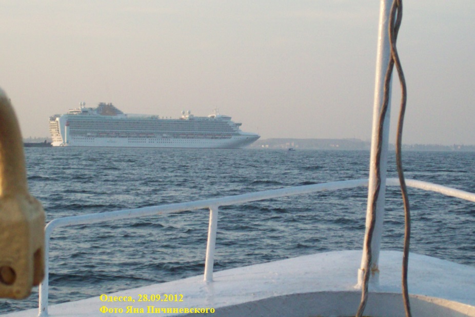 Круизный лайнер "Azura" (2010 г. постройки), компании P&O Cruises
Вид с борта катера "Генуя" во время морской прогулки. Одесса, 28.09.2012
Ключевые слова: Круизный лайнер, MS, "Azura" (2010), Одесса, Одеса, Odessa, Odesa, 28.09.2012