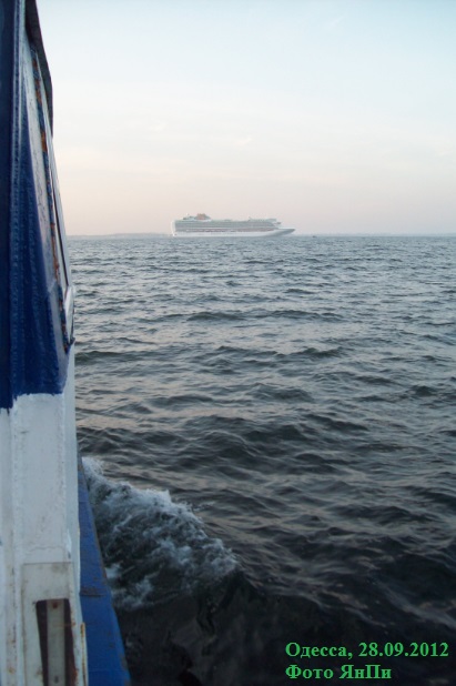 Круизный лайнер "Azura" (2010 г. постройки), компании P&O Cruises
Вид с борта катера "Генуя" во время морской прогулки. Одесса, 28.09.2012
Ключевые слова: Круизный лайнер, MS, "Azura" (2010), Одесса, Одеса, Odessa, Odesa, 28.09.2012