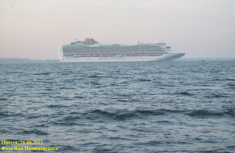 Круизный лайнер "Azura" (2010 г. постройки), компании P&O Cruises
Вид с борта катера "Генуя" во время морской прогулки
Ключевые слова: Круизный лайнер, MS, "Azura" (2010), Одесса, Одеса, Odessa, Odesa, 28.09.2012