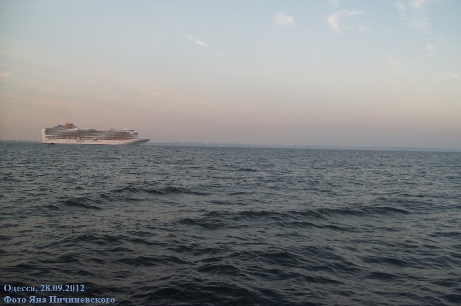 Круизный лайнер "Azura" (2010 г. постройки), компании P&O Cruises
Вид с борта катера "Генуя" во время морской прогулки. Одесса, 28.09.2012
Ключевые слова: Круизный лайнер, MS, "Azura" (2010), Одесса, Одеса, Odessa, Odesa, 28.09.2012