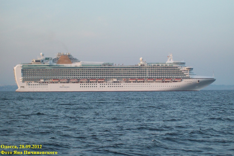Круизный лайнер "Azura" (2010 г. постройки), компании P&O Cruises
Вид с борта катера "Генуя" во время морской прогулки
Ключевые слова: Круизный лайнер, MS, "Azura" (2010), Одесса, Одеса, Odessa, Odesa, 28.09.2012