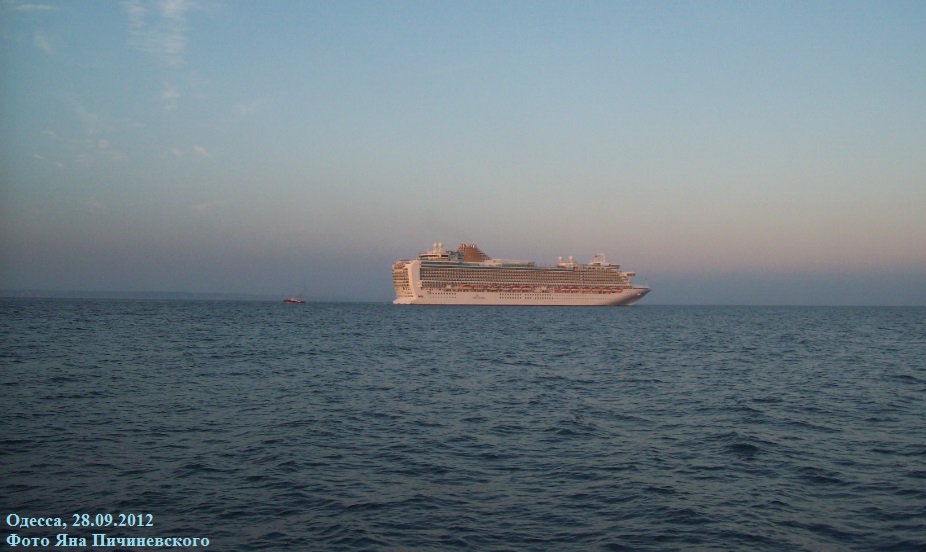 Круизный лайнер "Azura" (2010 г. постройки), компании P&O Cruises
Вид с борта катера "Генуя" во время морской прогулки. Одесса, 28.09.2012
Ключевые слова: Круизный лайнер, MS, "Azura" (2010), Одесса, Одеса, Odessa, Odesa, 28.09.2012