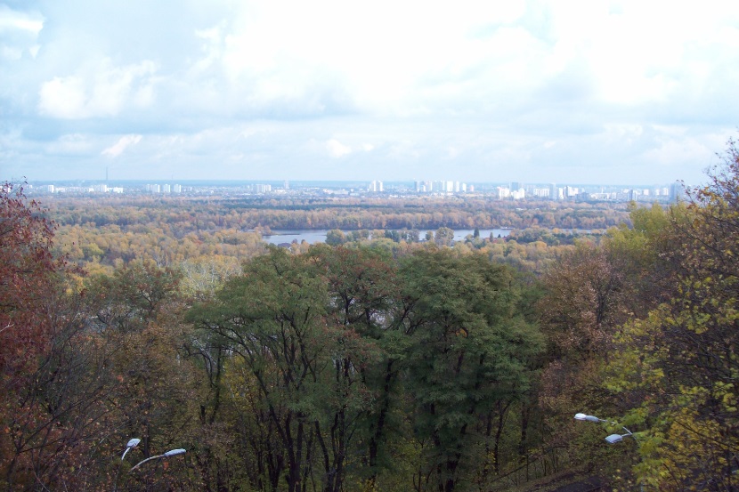 Вид из Мариинского парка на левый берег Днепра
Киев, 25.10.2015
