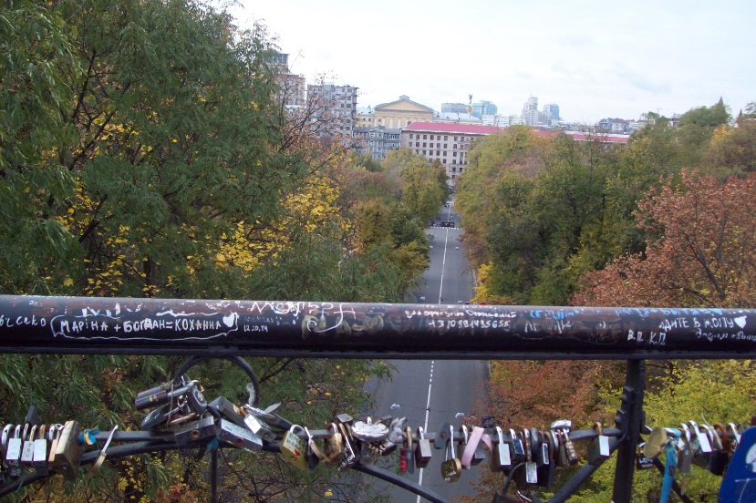 Вид с первого моста Патона на центр города
Мариинский парк, Киев, 25.10.2015
