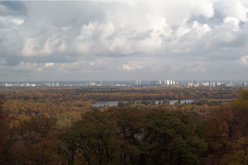 Вид из Мариинского парка на левый берег Днепра
Киев, 25.10.2015
