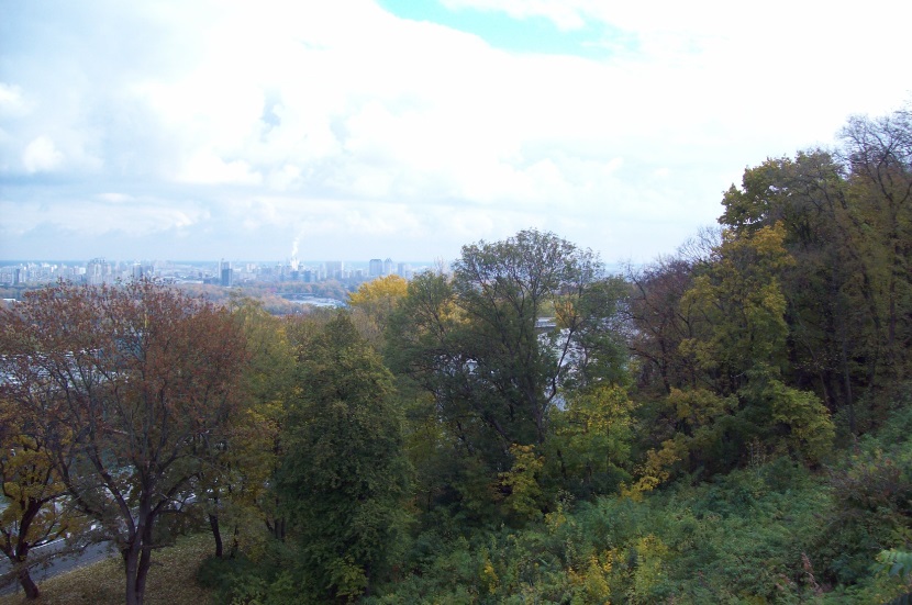 Вид из Мариинского парка на левый берег Днепра
Киев, 25.10.2015
