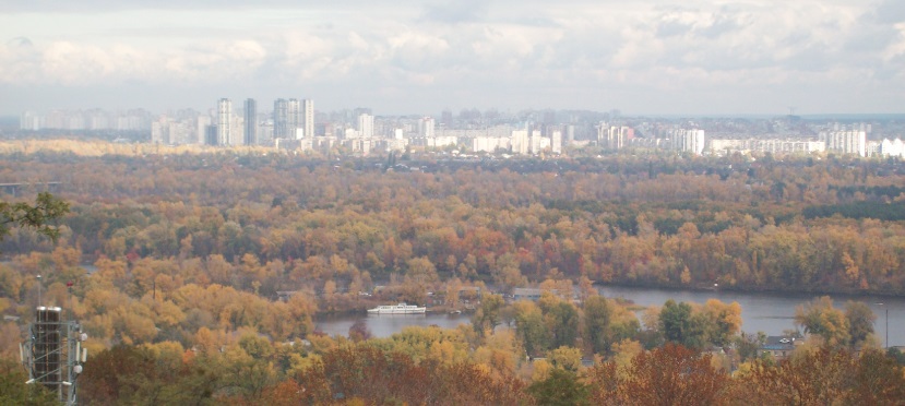 Вид из Мариинского парка на левый берег Днепра
Киев, 25.10.2015
