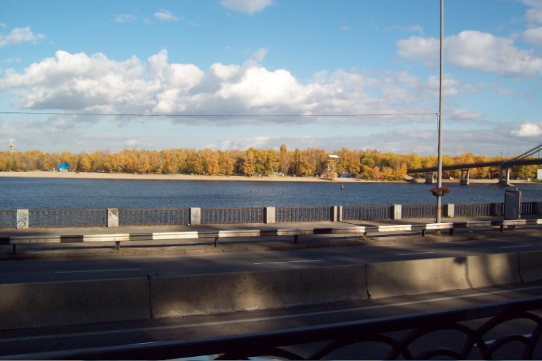 Снято с набережной правого берега Днепра
Киев, 26.10.2015. В центре города
