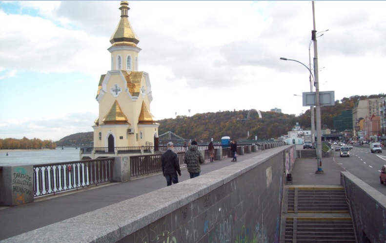 На набережной правого берега Днепра
Киев, 26.10.2015. В центре города
