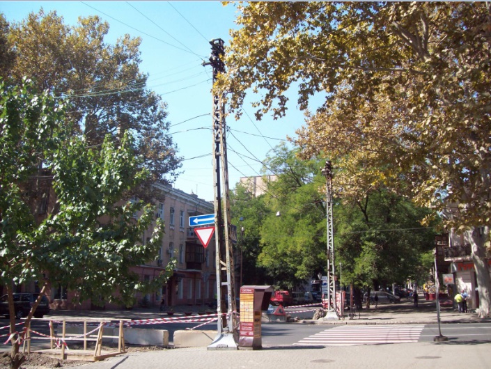 Уличные опорные мачты контактной сети, 1920-1941 гг постройки
Здесь когда-то давно ходил трамвай. В центральной части города, Одесса, 04.09.2016
