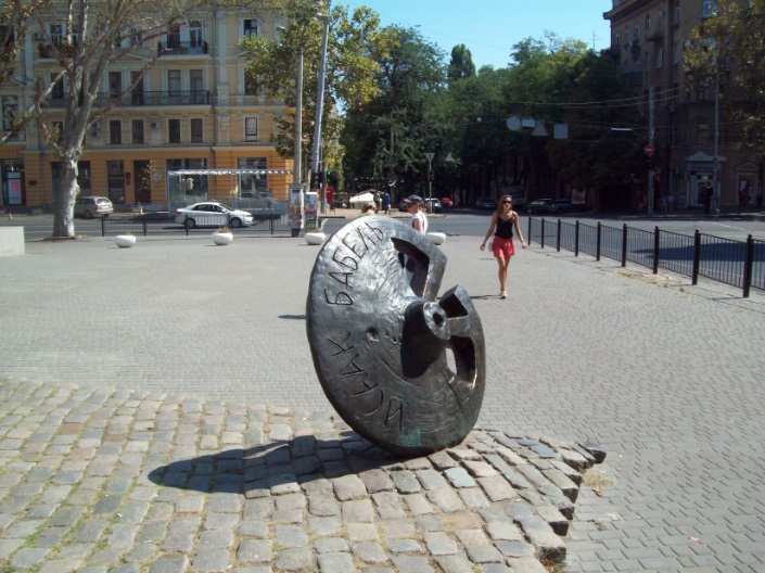 У памятника ?сааку Бабелю
В центральной части города, Одесса, 04.09.2016
