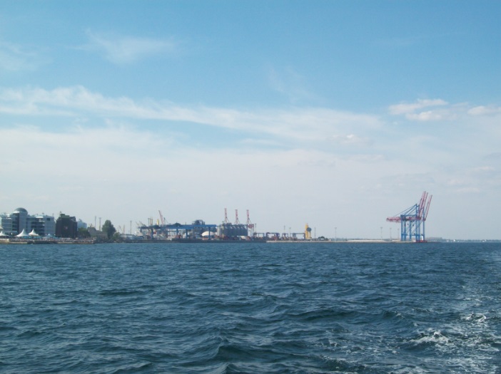 Вид с моря на Ланжерон и южную часть порта.
Морская прогулка на катере "?окогама". Одесса, 04.09.2016
