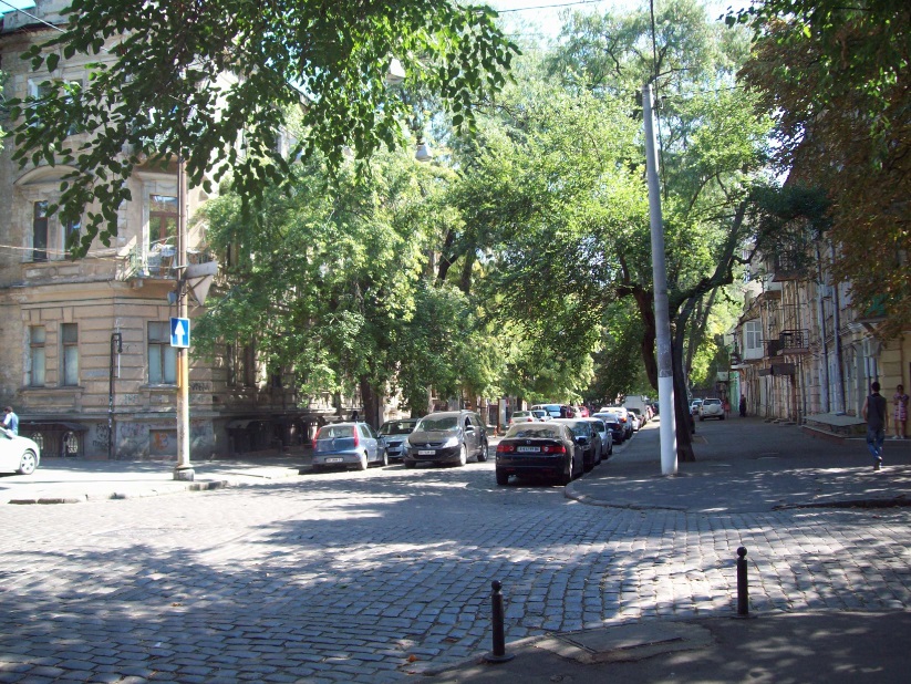 В глубине пересечений улиц одного из уголков старой Одессы
Центральная часть города, Одесса, 05.09.2016
