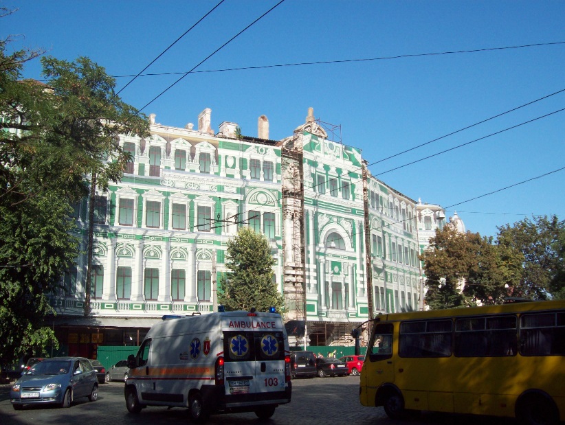За худож. полотном материи - остов дома Руссова, сгор. в конце окт. 2009
Центральная часть города. Одесса, 05.09.2016
