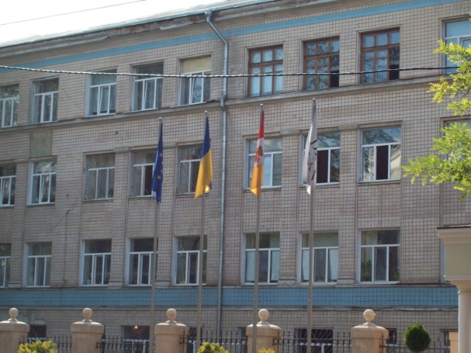 Одна из городских школ, ул Преображенская
Флаги школы, Одессы, Украины и ЕС.
В центральной части города. Одесса, 08.09.2016
