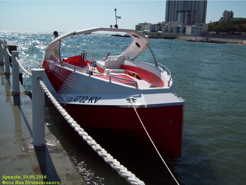 Скоростная летняя катер-лодка "Victoria" морского такси
У центр. пирса в Аркадии, в режиме ожидания. Днём, 10.09.2016

