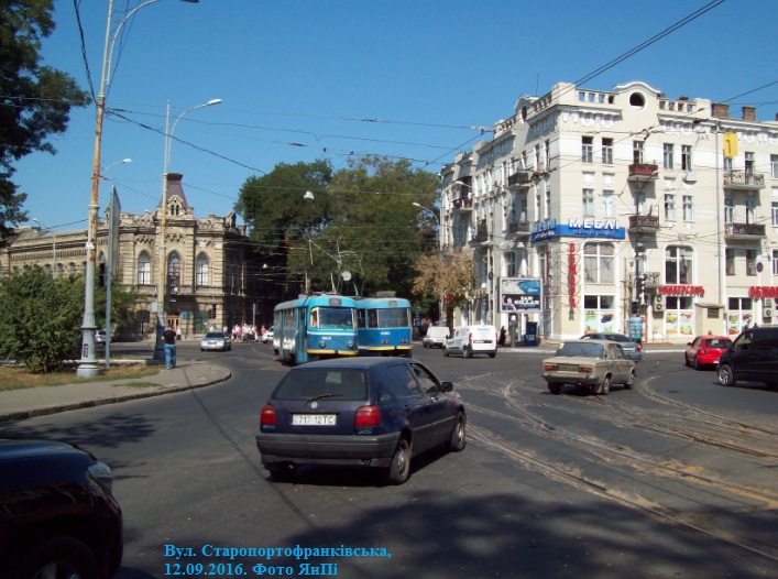 Центр. часть города. Одесса, 12.09.2016
Трм. 21 маршр. борт.нр '4062' следует (от нас) на Автовокзал (врем. конечная). Трм. 28-го маршр. борт.нр '4033' следует (к нам) в Парк Шевченко

