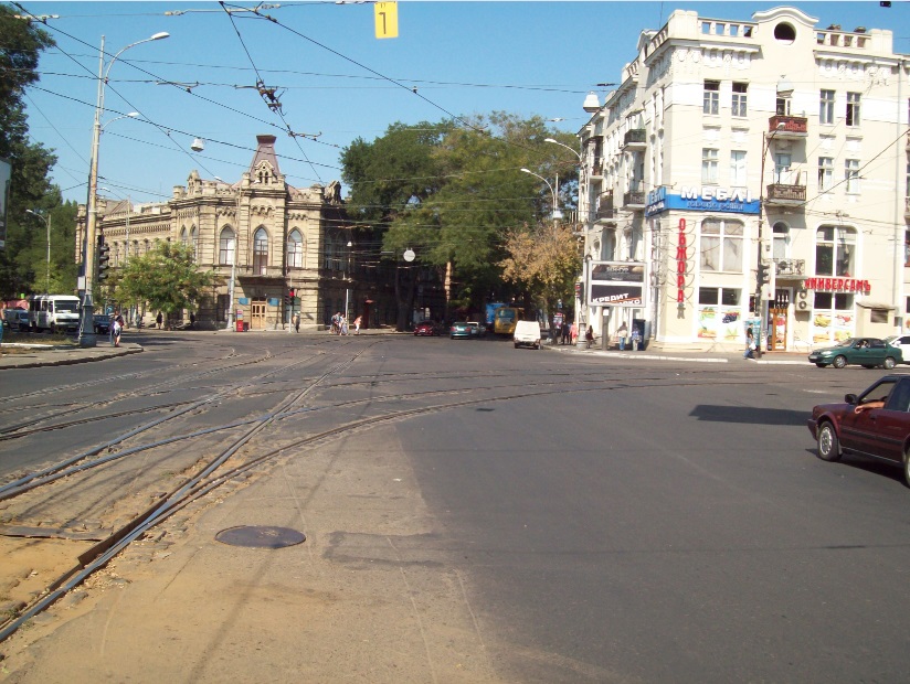 Ул. Старопортофранковская. В центр. части города. Одесса, 12.09.2016
В месте пересеч. с ул. Тираспóльской (на снимке - уходит вправо) и Колонтаевской (на снимке - уходит влево)
