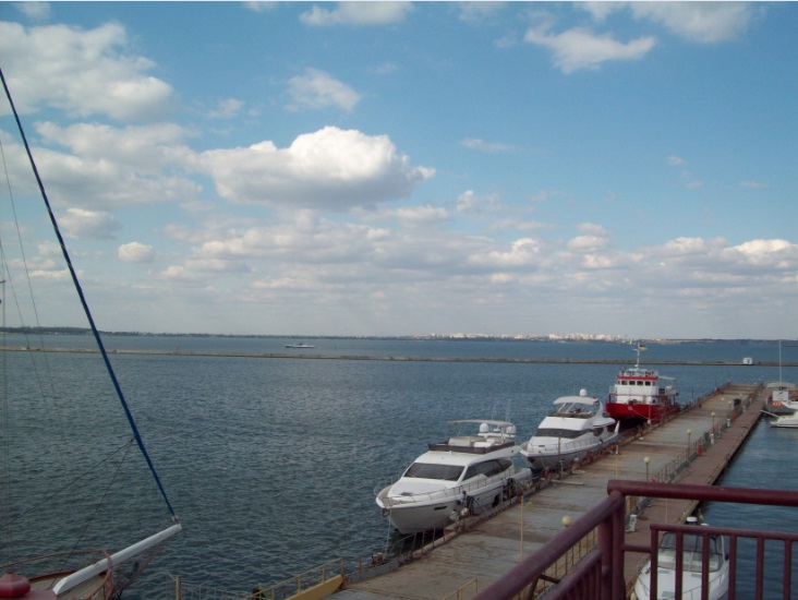 У північного причалу яхтклубу Морвокзалу. Одеса, днем, 06.09.2017
