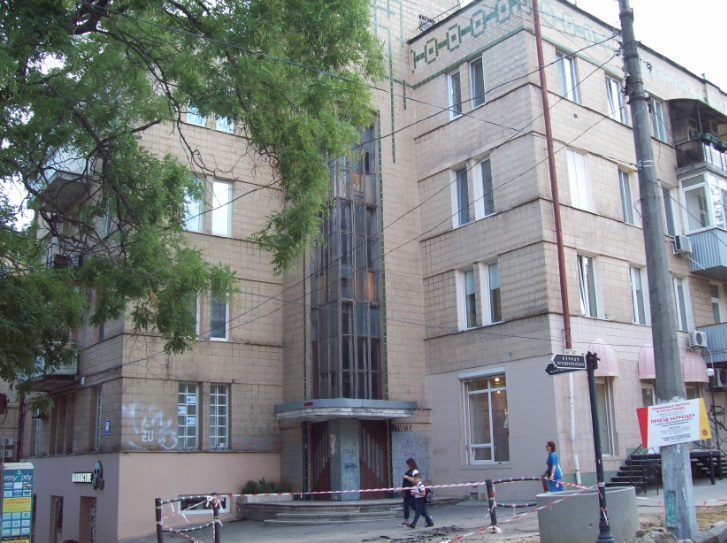 Жилой дом "Совторгфлота" 
Постр. в 1929-1930 гг, архитектор: П. Н. Диденко. 
В центральной части города. Одесса, 08.09.2017
