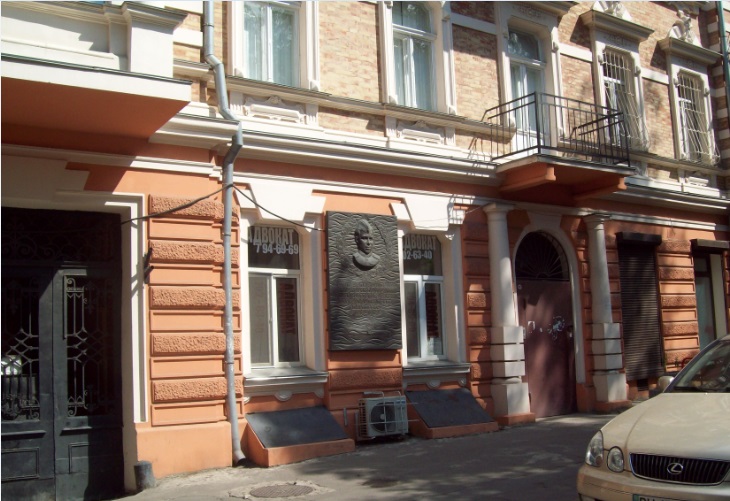 Мемориальная табличка Капитану-герою подв. лодки, Александру Маринеско
Дом по ул. Софиевская, 11, где он проживал. 
Одесса, 08.09.2017

