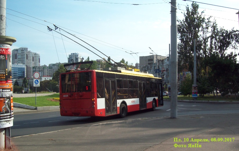Троллейбус 9-го маршр., борт.-нр. '4029', марки "Богдан", следует в юго-зап. часть города
Площадь 10 Апреля. Регион 'большой' Аркадии. Одесса, 08.09.2017
