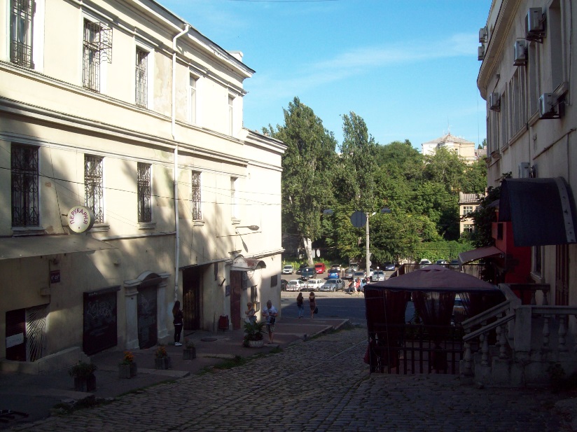 Спуск на Митну площу в нижній частині вулиці Ланжеронівській
У центральній частині міста, Одеса, 09.09.2017 
