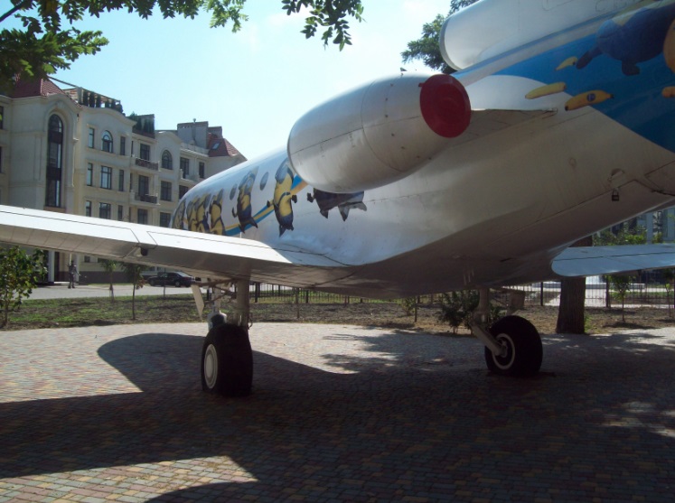 Самолёт-памятник "Як-40", бывш. борт-нр. UR-87998
В жилом районе на Гагаринском плато. Одесса, 11.09.2017

