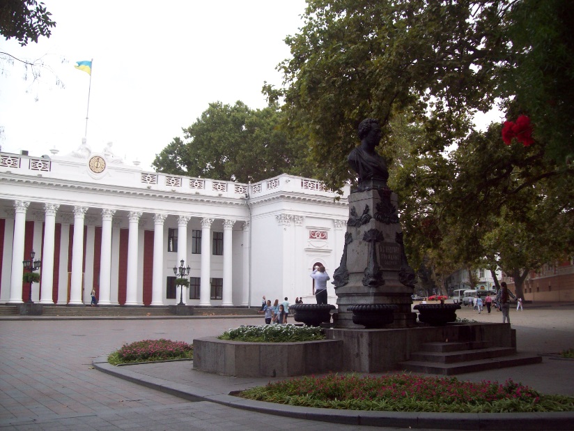 Первый в Одессе памятник поэту А.С.Пушкину
Одесса, вечером, 12.09.2017

