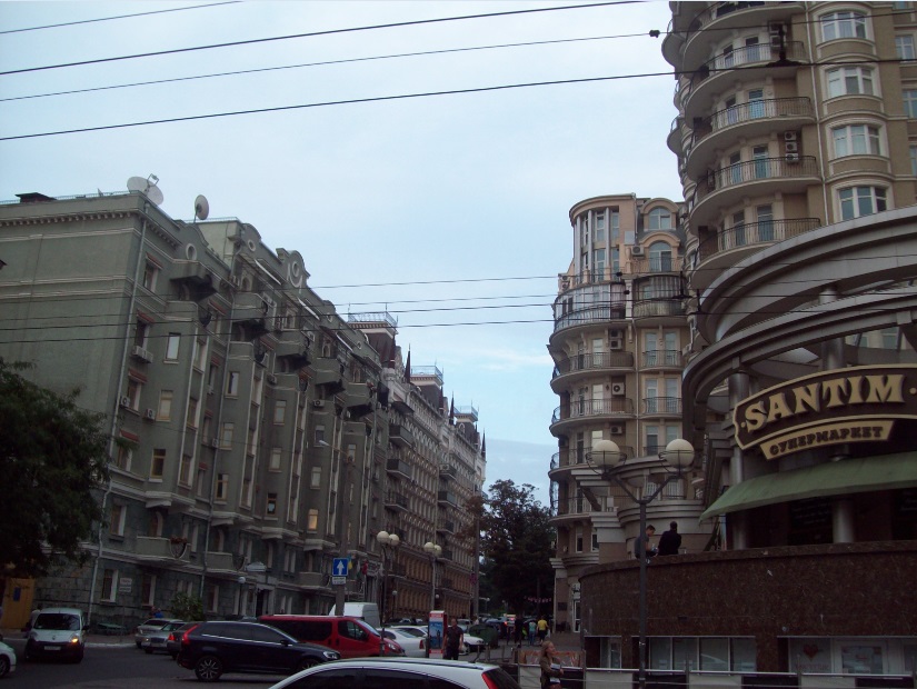 Вид с ул. Канатной
В центральной части города. Одесса, вечером, 12.09.2017
