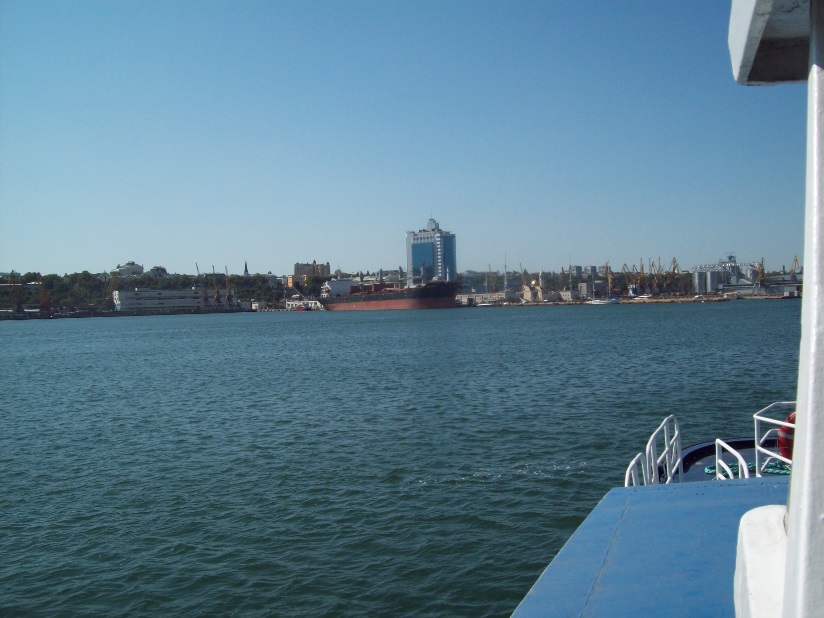 Вид на Морвокзал, грузовое судно "Riva Wind" и центральную часть города с акватории порта.
Спец. морская прогулка на катере "Валенсия". Одесса, 14.09.2017
