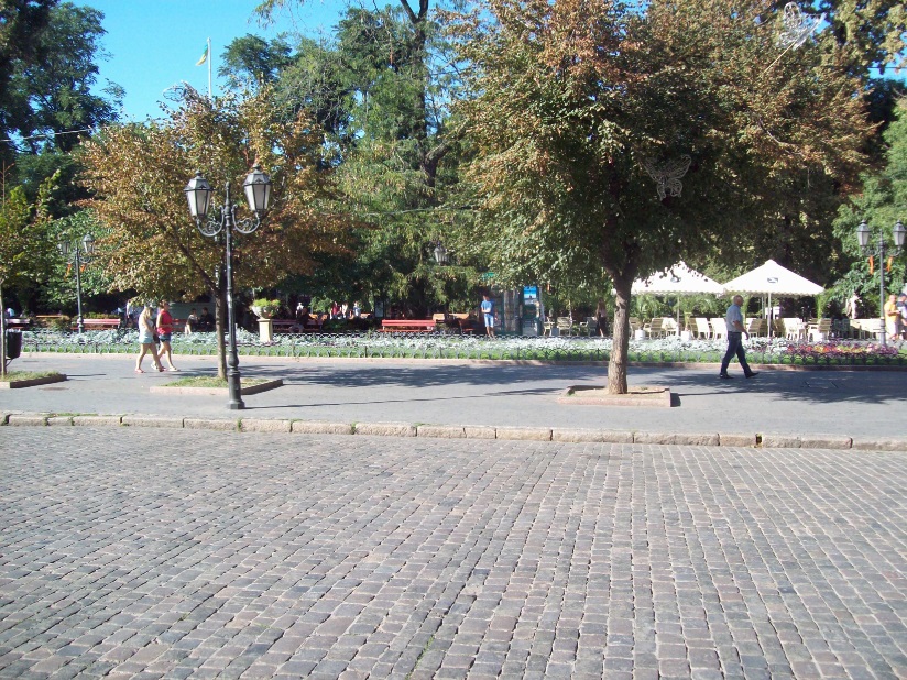 На ул. Дерибасовской. Вид на Городской Сад. Одесса, 15.09.2017

