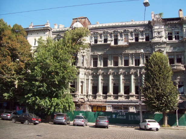 Початок відновлення будинку Русова
Центральна частина міста. Одеса, 17.09.2017
