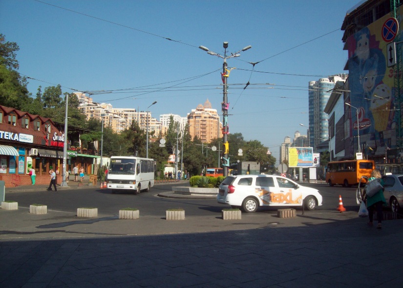 Миниавтобус 198-го маршрута на конечной ост.-ке
В Аркадии. Одесса, утром, 18.09.2017.
Фото Яна Пичиневского
