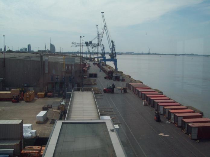 В морском порту. Бремерхафен, 25.06.2019
Круизный терминал "Columbuskaje", вид из прохода к галереям посетителей
