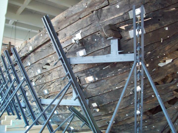 Остов корпуса Бременского средневекового корабля, 'Bremer Kogge', постройка - XIV век
?з экспозиции залов Германского Музея Судоходства, г. Бремерхафен (Deutsches Schifffahrtsmuseum in Bremerhaven). 
Бремерхафен, 25.06.2019
