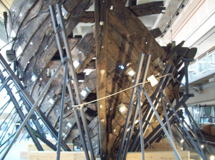 Остов корпуса Бременского средневекового корабля, 'Bremer Kogge', постройка - XIV век
?з экспозиции залов Германского Музея Судоходства, г. Бремерхафен (Deutsches Schifffahrtsmuseum in Bremerhaven). 
Бремерхафен, 25.06.2019
