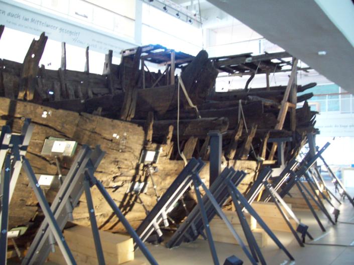 Остов корпуса Бременского средневекового корабля, 'Bremer Kogge', постройка - XIV век
?з экспозиции залов Германского Музея Судоходства, г. Бремерхафен (Deutsches Schifffahrtsmuseum in Bremerhaven). 
Бремерхафен, 25.06.2019
